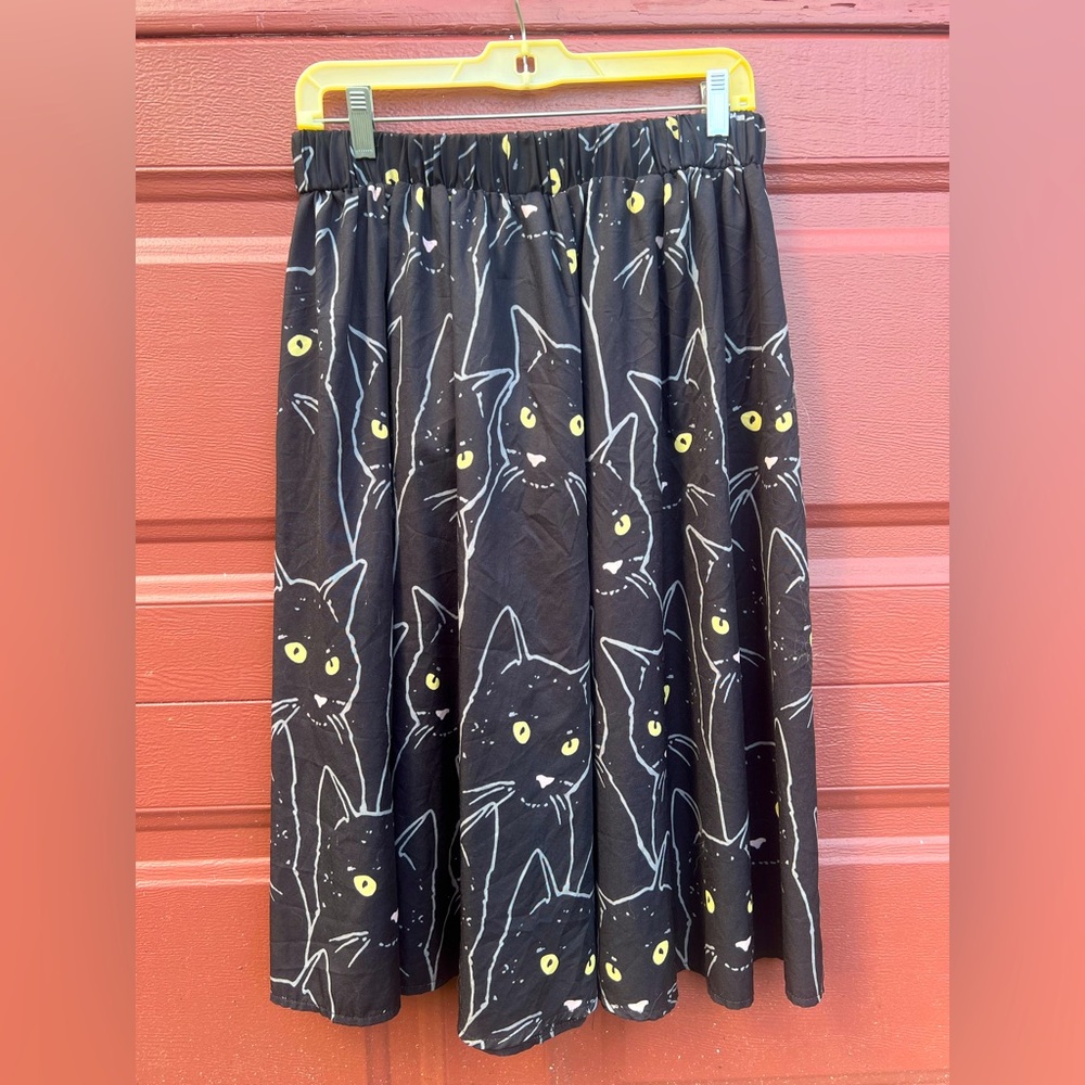 Cute knee length skirt with cats!🐈‍⬛